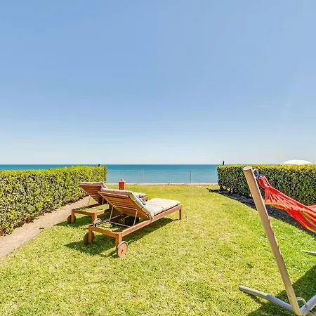 Beachfront Townhouse * エステポナ
