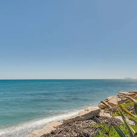 Beachfront Townhouse エステポナ