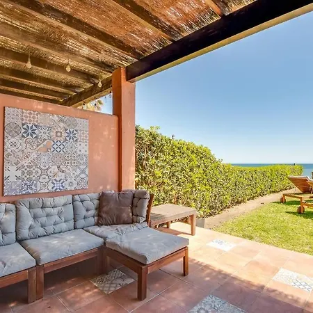 Beachfront Townhouse エステポナ