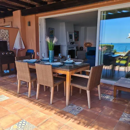 Beachfront Townhouse エステポナ