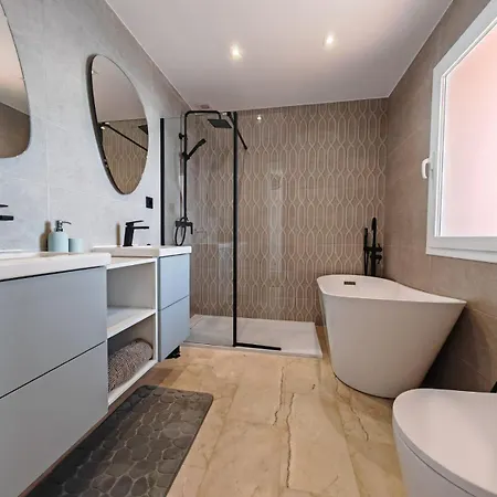 Beachfront Townhouse Semesterbostad *